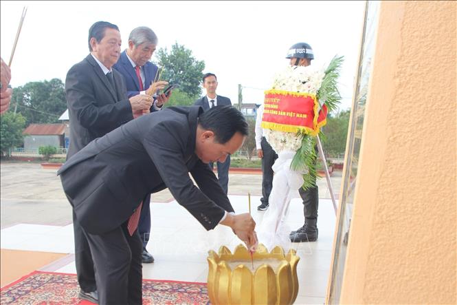 Trưởng Ban Tuyên giáo và Dân vận Trung ương Trịnh Văn Quyết dâng hương tại Đài Hữu nghị Việt Nam - Campuchia ở tỉnh Siem Reap. Ảnh: Minh Hưng – PV TTXVN tại Campuchia