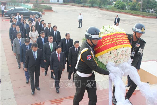 Trưởng Ban Tuyên giáo và Dân vận Trung ương Trịnh Văn Quyết dẫn đầu Đoàn đại biểu cấp cao Việt Nam đặt hoa tại Đài Hữu nghị Việt Nam - Campuchia ở tỉnh Siem Reap. Ảnh: Minh Hưng – PV TTXVN tại Campuchia