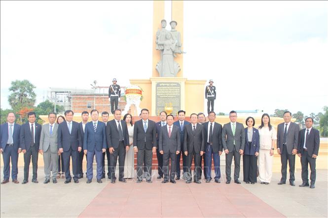 Trưởng Ban Tuyên giáo và Dân vận Trung ương Trịnh Văn Quyết và các đại biểu tại Đài Hữu nghị Việt Nam - Campuchia ở tỉnh Siem Reap. Ảnh: Minh Hưng – PV TTXVN tại Campuchia
