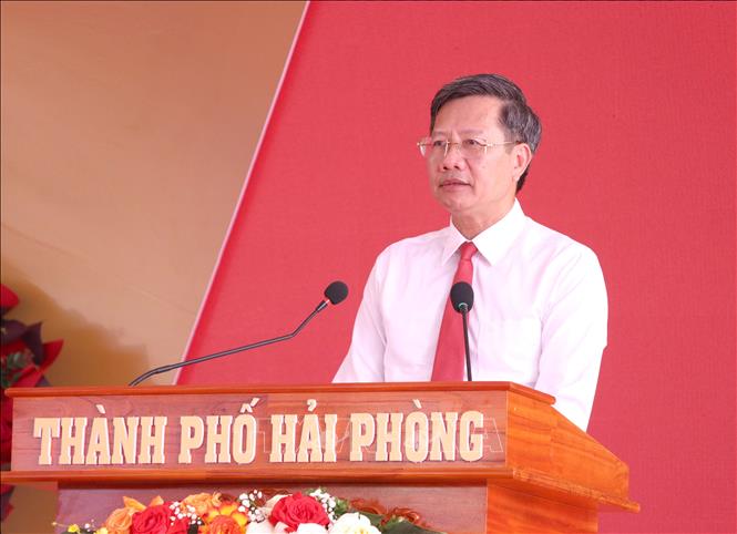 Ông Lê Anh Quân, Phó Chủ tịch thường trực UBND thành phố Hải Phòng phát biểu tại lễ khởi công, khánh thành 14 công trình, dự án trọng điểm. Ảnh: Hoàng Ngọc – TTXVN 