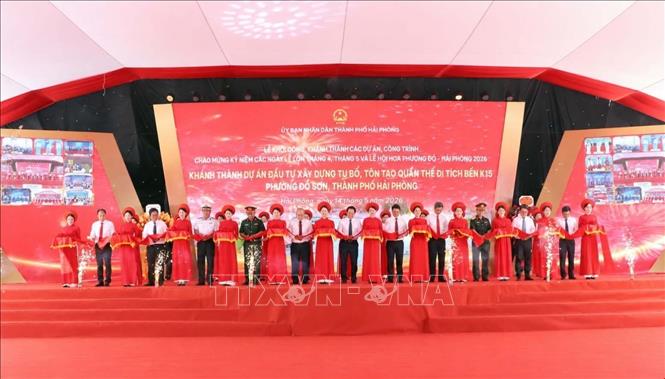 Các đại biểu cắt băng khánh thành Quần thể di tích bến K15, quận Đồ Sơn, thành phố Hải Phòng. Ảnh: Hoàng Ngọc – TTXVN 