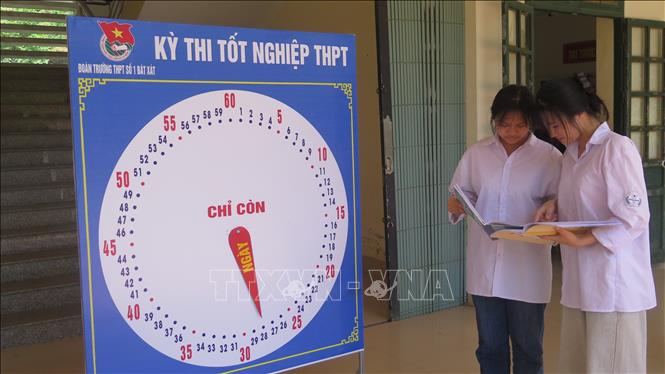 Học sinh bán trú Trường THPT số 1 Bát Xát tại xã biên giới Bát Xát trao đổi, hỗ trợ, bổ sung kiến thức trong quá trình ôn thi. Ảnh: Hương Thu - TTXVN                       