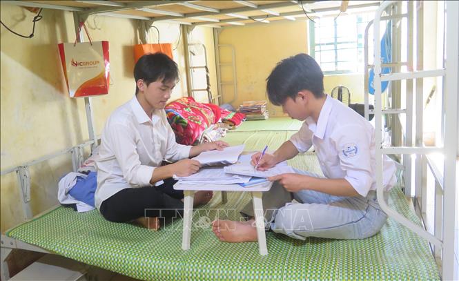 Học sinh bán trú Trường THPT số 1 Bát Xát tại xã biên giới Bát Xát tổ chức học nhóm để hỗ trợ, bổ sung kiến thức trong quá trình ôn thi. Ảnh: Hương Thu - TTXVN                 