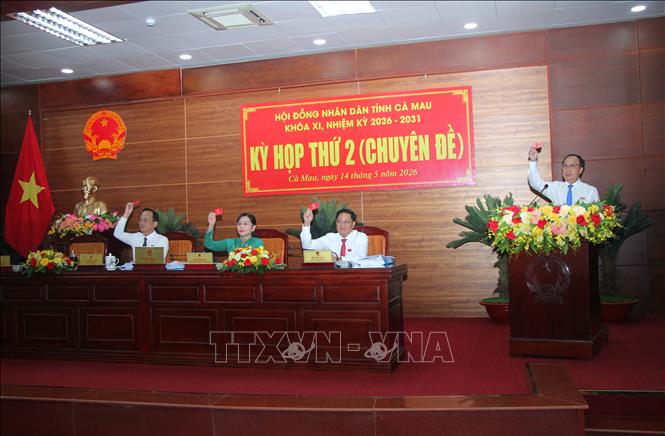 Các đại biểu biểu quyết thông qua nghị quyết tại kỳ họp. Ảnh: Chanh Đa-TTXVN