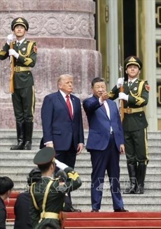 Chủ tịch Trung Quốc Tập Cận Bình (giữa, phải) và Tổng thống Mỹ Donald Trump (giữa, trái) tại lễ đón ở Đại lễ đường Nhân dân, thủ đô Bắc Kinh ngày 14/5/2026. Ảnh: Kyodo/TTXVN