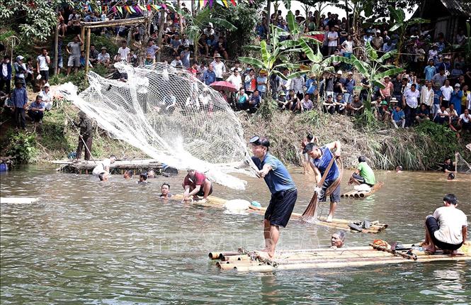 Ngư dân quăng chài đánh cá tại suối Khoang Lở. Ảnh: Thanh Hải - TTXVN