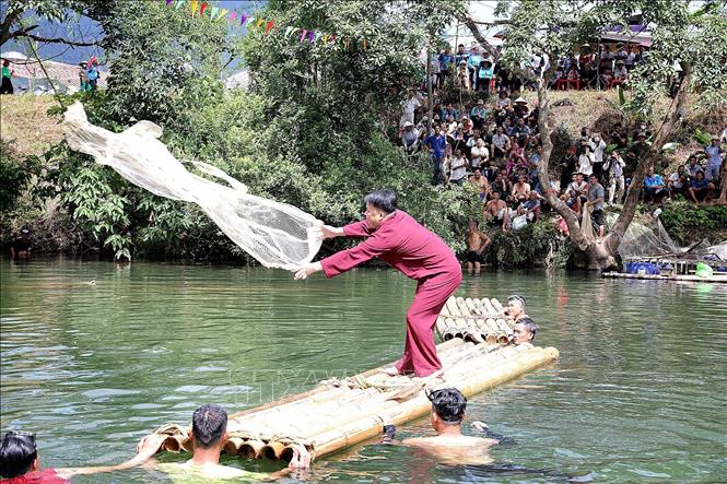 Thực hiện phong tục quăng lưới (quăng chài) tại buổi lễ. Ảnh: Thanh Hải - TTXVN 