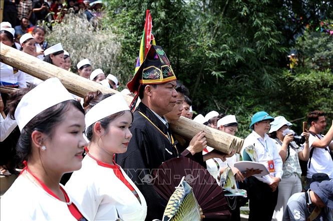 Thầy Mo Mường khai hội tại suối Khoang Lở. Ảnh: Thanh Hải - TTXVN