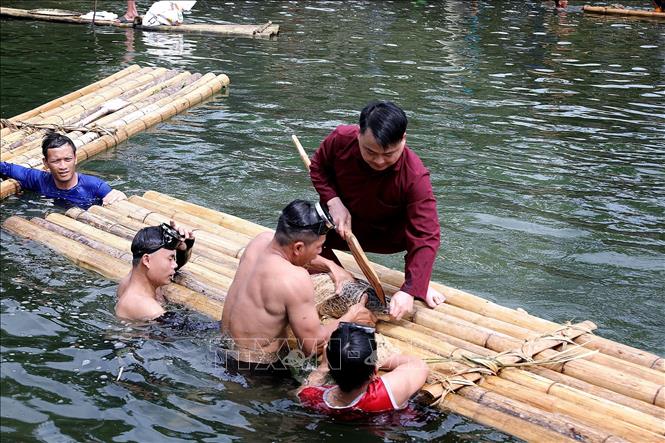 Con cá đầu tiên được đánh bắt tại suối sẽ được mang đến miếu để cúng tạ ơn. Ảnh: Thanh Hải - TTXVN 