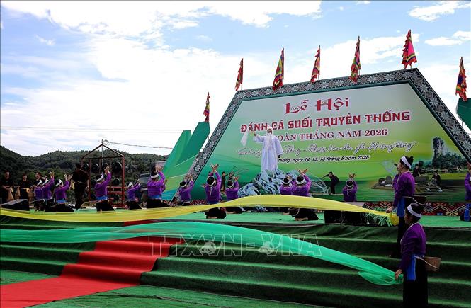 Tái hiện truyền thuyết về thần linh khai mở nghề đánh cá suối của dân tộc Mường. Ảnh: Thanh Hải - TTXVN 