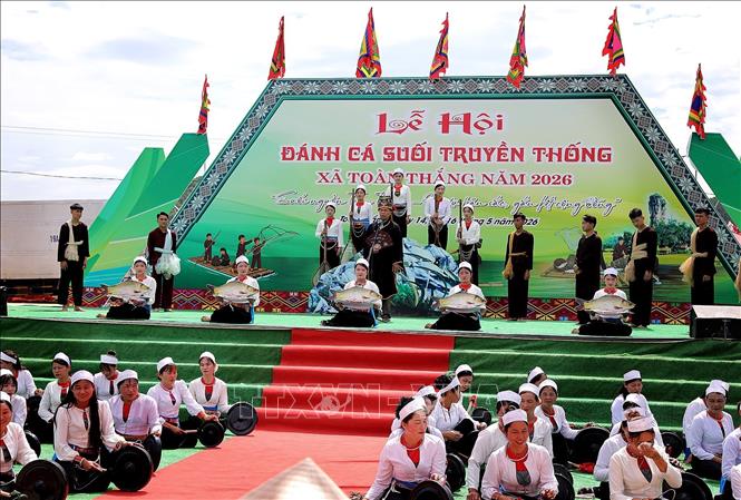 Thầy Mo Mường làm lễ khai hội Đánh cá suối truyền thống năm 2026. Ảnh: Thanh Hải - TTXVN