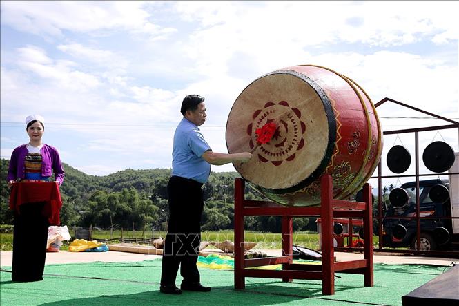 Đồng chí Đinh Công Sứ, Phó Chủ tịch UBND tỉnh Phú Thọ đánh trống khai hội. Ảnh: Thanh Hải - TTXVN 