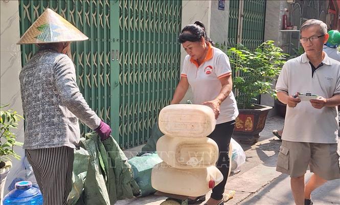 Đảng viên Khu phố 33, phường Diên Hồng, phát động thu gom rác tái chế gây quỹ hỗ trợ người có hoàn cảnh khó khăn. Ảnh: Hữu Duyên - TTXVN