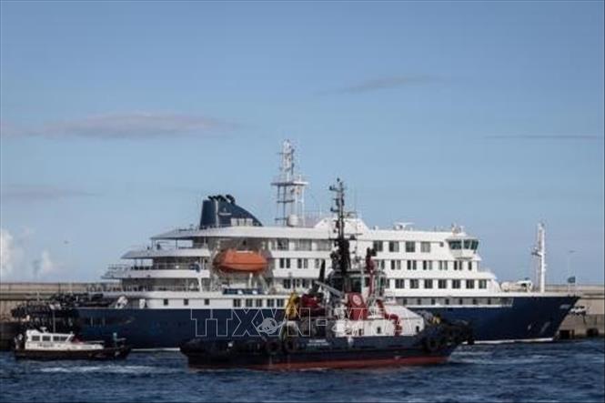 Tàu du lịch MV Hondius neo tại cảng Granadilla thuộc đảo Tenerife, Tây Ban Nha ngày 11/5/2026. Ảnh: Kyodo/TTXVN