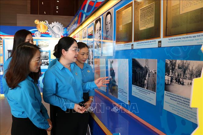 Đông đảo đoàn viên Công đoàn tham quan triển lãm tại Bảo tàng Tôn Đức Thắng nhân Tháng công nhân năm 2026. Ảnh: Thanh Vũ-TTXVN