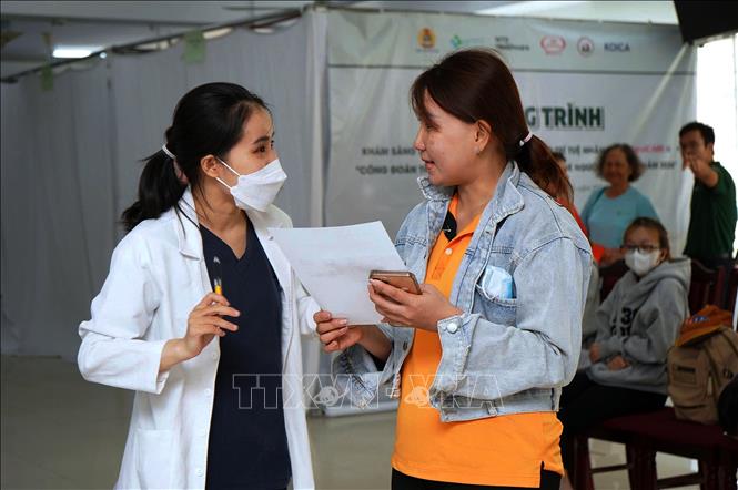 Đông đảo công nhân lao động Thành phố Hồ Chí Minh tham gia khám tầm soát ung thư cổ tử cung tại Cung văn hóa lao động thành phố, cơ sở 2. Ảnh: Thanh Vũ-TTXVN
