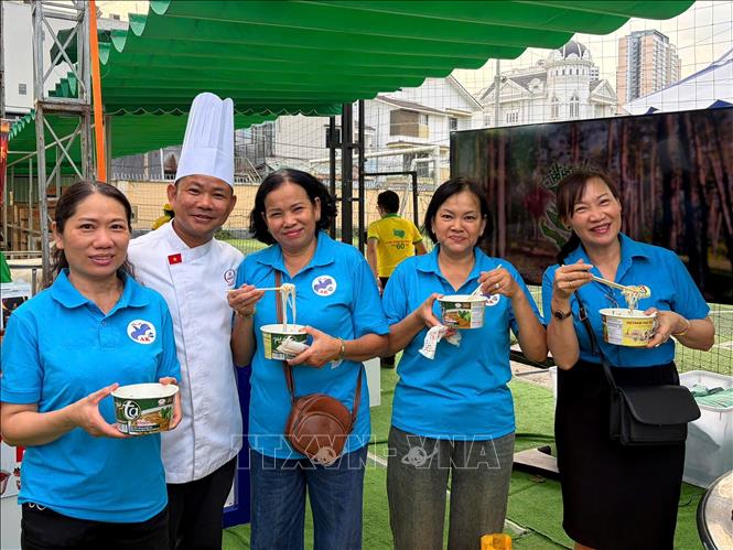 Đông đảo công nhân lao động TP. Hồ Chí Minh tham gia phiên chợ 0 đồng tại Cung văn hóa lao động Thành phố, cơ sở 2. Ảnh: Thanh Vũ-TTXVN

