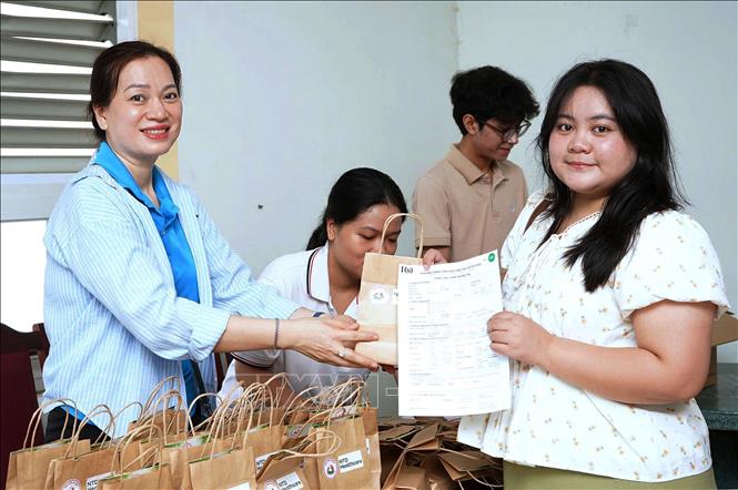 Liên đoàn Lao động TP. Hồ Chí Minh tăng quà cho nữ công nhân tham gia khám tầm soát ung thư cổ tử cung tại Cung văn hóa lao động thành phố, cơ sở 2. Ảnh: Thanh Vũ-TTXVN
