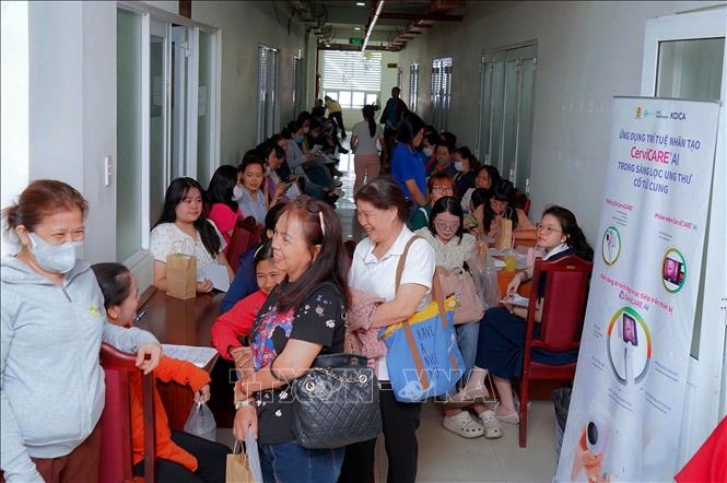 Đông đảo công nhân lao động TP. Hồ Chí Minh tham gia khám tầm soát ung thư cổ tử cung tại Cung văn hóa lao động thành phố, cơ sở 2. Ảnh: Thanh Vũ-TTXVN

