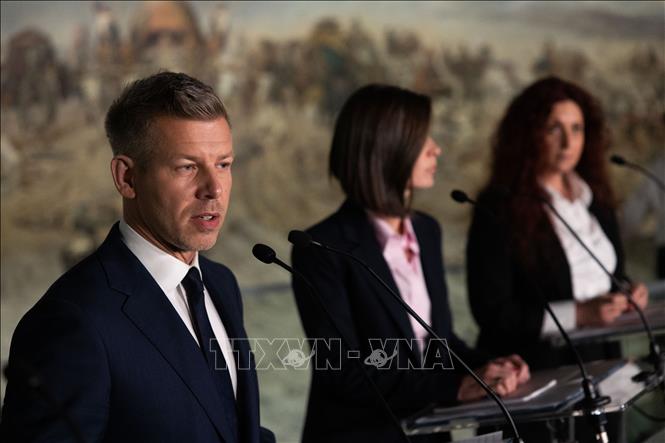 Thủ tướng Hungary Peter Magyar (trái) phát biểu tại cuộc họp báo đầu tiên của Chính phủ mới ở Opusztaszer ngày 13/5/2026. Ảnh: THX/TTXVN