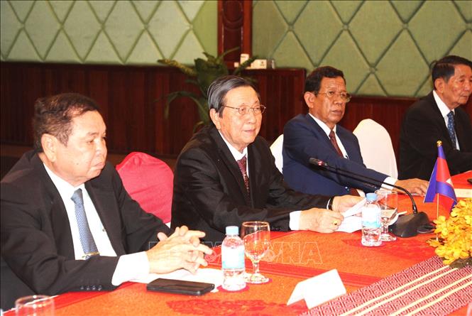 Đoàn đại biểu Đảng bộ Đảng Nhân dân Campuchia tỉnh Siem Reap tại cuộc gặp. Ảnh: Minh Hưng - P/v TTXVN tại Campuchia