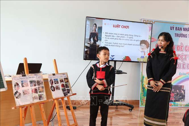 Học sinh Trường Tiểu học Thái Phiên, phường Ea Kao (tỉnh Đắk Lắk) hứng thú tham gia tiết học ứng dụng trí tuệ nhân tạo vào giảng dạy. Ảnh tư liệu: TTXVN
