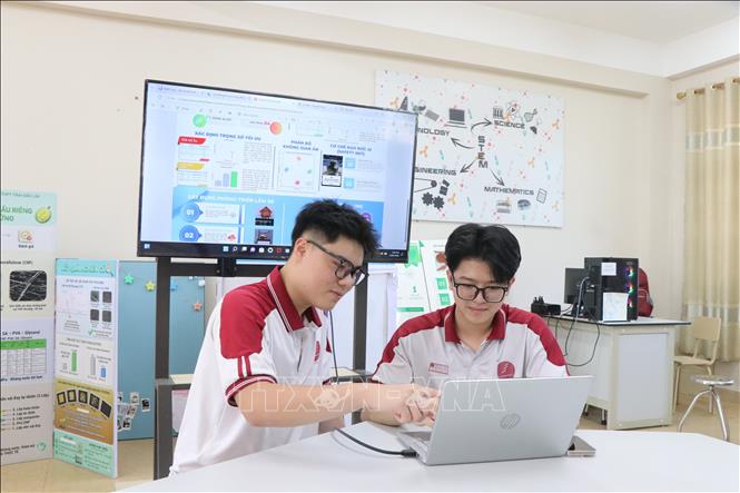 Nhóm học sinh Trường TH-THCS-THPT Hoàng Việt (phường Tân An) ứng dụng AI để nghiên cứu dự án “Xây dựng mô hình FSSD phục hồi số hóa hình ảnh di sản văn hóa và tích hợp bảo tàng ảo tương tác”. Ảnh: Nguyên Dung – TTXVN