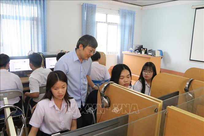 Chuyển đổi số đang tạo ra nhiều thay đổi tích cực, mở thêm cơ hội tiếp cận giáo dục hiện đại cho giáo viên và học sinh. Ảnh: Nguyên Dung – TTXVN