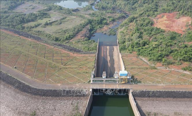 Dòng chảy tối thiểu sau đập thủy điện Đắk R’tih (bậc trên) là 0,8 m3/s. Ảnh: Hưng Thịnh - TTXVN