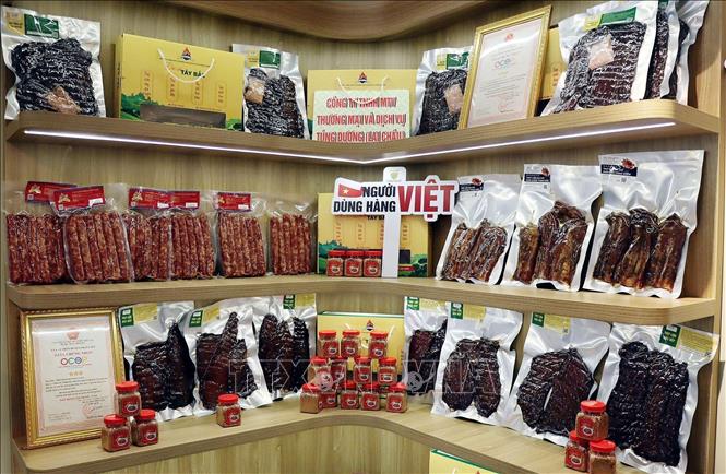 Hàng thực phẩm chế biến trưng bày tại chương trình. Ảnh: Trần Việt - TTXVN