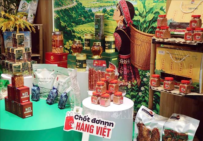 Nhiều hàng nông sản chế biến trưng bày tại chương trình. Ảnh: Trần Việt - TTXVN