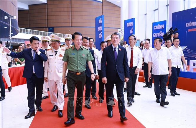 Thủ tướng Lê Minh Hưng dự Lễ đón nhận Danh hiệu Anh hùng Lực lượng vũ trang nhân dân của Công an thành phố Hải Phòng. Ảnh: Dương Giang - TTXVN
