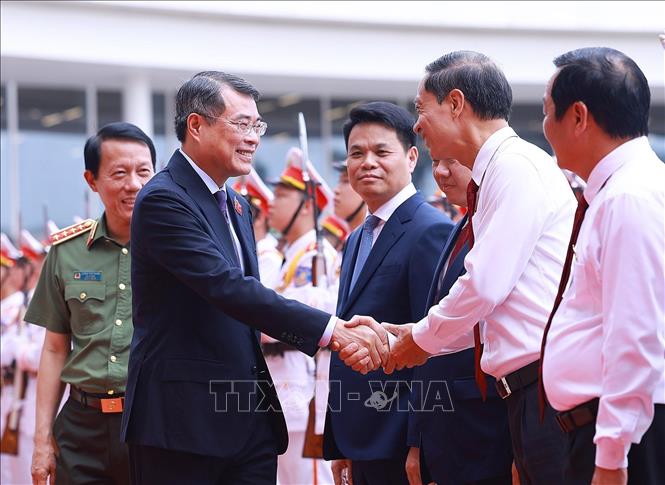 Thủ tướng Lê Minh Hưng với lãnh đạo thành phố Hải Phòng. Ảnh: Dương Giang - TTXVN
