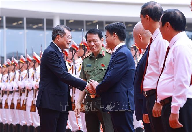 Thủ tướng Lê Minh Hưng với lãnh đạo thành phố Hải Phòng. Ảnh: Dương Giang - TTXVN
