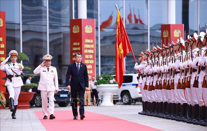 Thủ tướng Lê Minh Hưng dự Lễ đón nhận Danh hiệu Anh hùng Lực lượng vũ trang nhân dân của Công an thành phố Hải Phòng. Ảnh: Dương Giang - TTXVN
