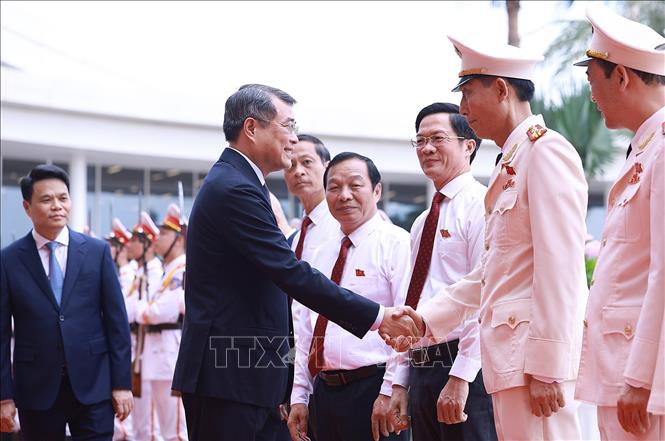 Thủ tướng Lê Minh Hưng với lãnh đạo Công an thành phố Hải Phòng. Ảnh: Dương Giang - TTXVN
