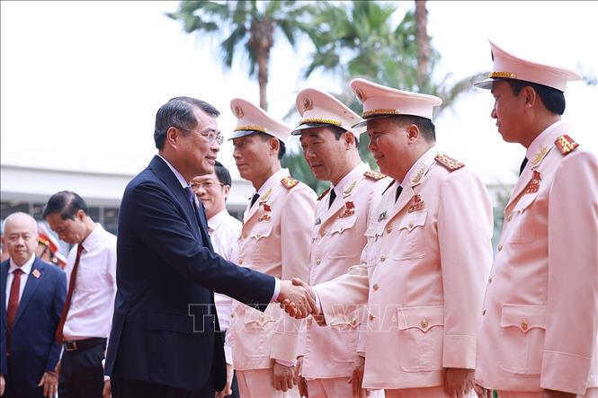 Thủ tướng Lê Minh Hưng với lãnh đạo Công an thành phố Hải Phòng. Ảnh: Dương Giang - TTXVN
