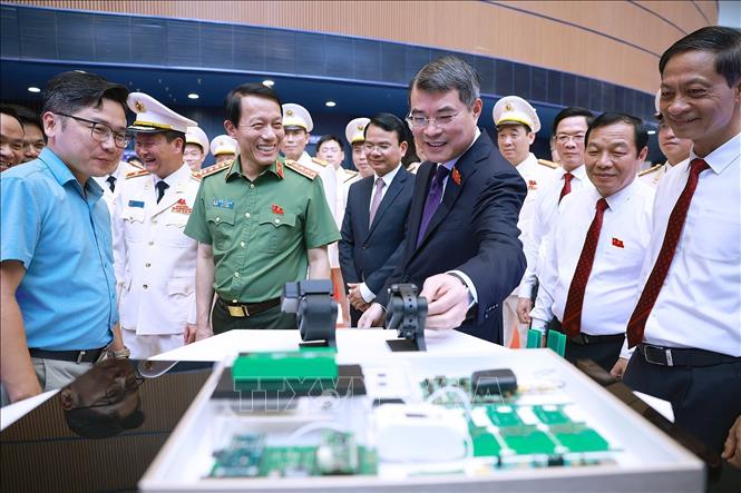 Thủ tướng Lê Minh Hưng tham quan trưng bày sản phẩm công nghệ và đổi mới sáng tạo của Công an thành phố Hải Phòng. Ảnh: Dương Giang - TTXVN
