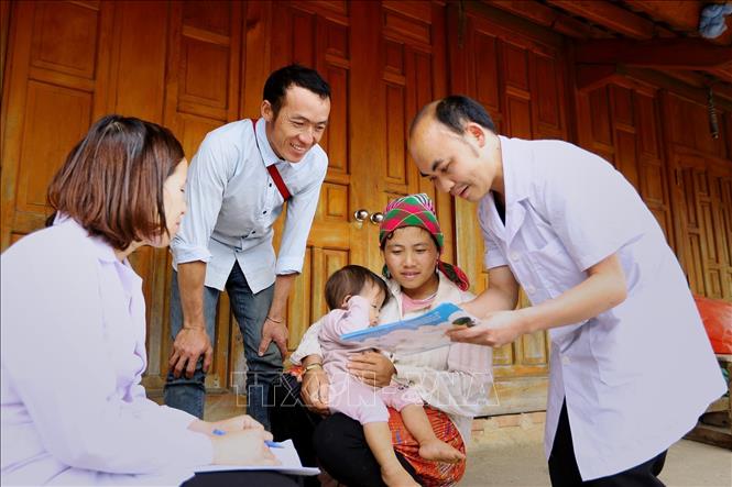Cán bộ Y tế Trạm Y tế xã Tà Xùa tỉnh Sơn La thường xuyên đi đến từng bản, từng nhà thực hiện tuyên truyền, vận động người dân trong công tác phòng chống dịch bệnh cộng đồng, chăm sóc sức khoẻ bà mẹ trẻ em. Ảnh: Trọng Đạt-TTXVN