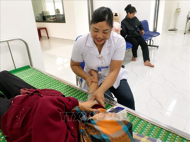 Người dân khám bệnh tại Trạm Y tế xã Phiêng Khoài. Ảnh: Trọng Đạt-TTXVN