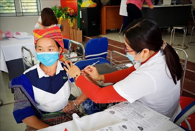 Người dân khám bệnh tại Trạm Y tế xã Xuân Nha. Ảnh: Trọng Đạt-TTXVN
