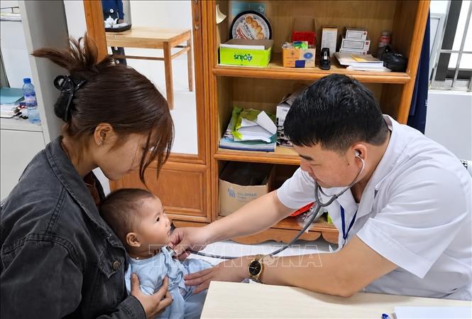 Trạm trưởng Trạm Y tế xã Tà Xùa Hà Văn Biến trực tiếp thăm khám cho bệnh nhân tại Trạm Y tế xã Tà Xùa. Ảnh: Trọng Đạt-TTXVN