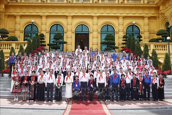 Tổng Bí thư, Chủ tịch nước Tô Lâm và đại biểu chụp ảnh chung với các Đội viên tiêu biểu toàn quốc. Ảnh: Thống Nhất – TTXVN