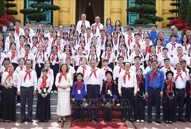 Tổng Bí thư, Chủ tịch nước Tô Lâm và đại biểu chụp ảnh chung với các Đội viên tiêu biểu toàn quốc. Ảnh: Thống Nhất – TTXVN
