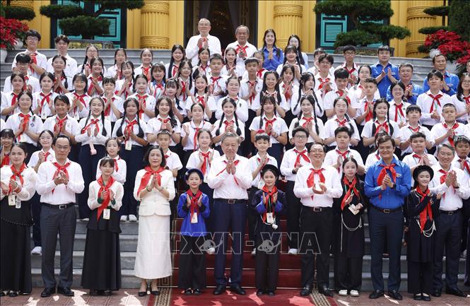 Tổng Bí thư, Chủ tịch nước Tô Lâm và đại biểu chụp ảnh chung với các Đội viên tiêu biểu toàn quốc. Ảnh: Thống Nhất – TTXVN