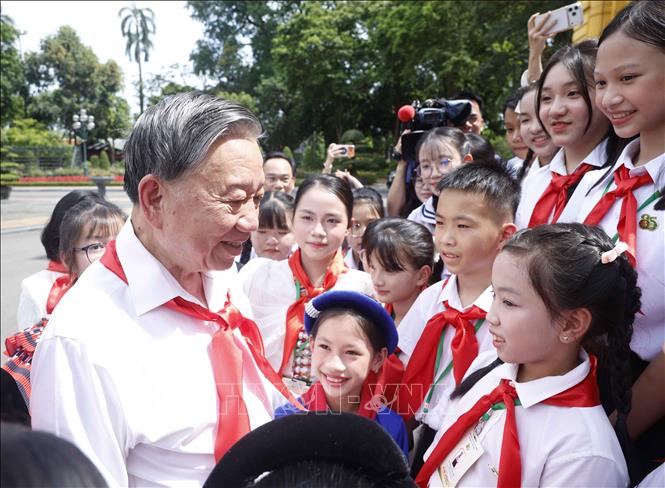 Tổng Bí thư, Chủ tịch nước Tô Lâm với các Đội viên tiêu biểu toàn quốc. Ảnh: Thống Nhất – TTXVN