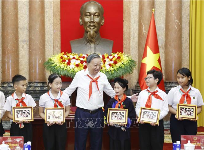 Tổng Bí thư, Chủ tịch nước Tô Lâm tặng bức ảnh “Bác Hồ với thiếu nhi” cho các Đội viên tiêu biểu toàn quốc. Ảnh: Thống Nhất – TTXVN