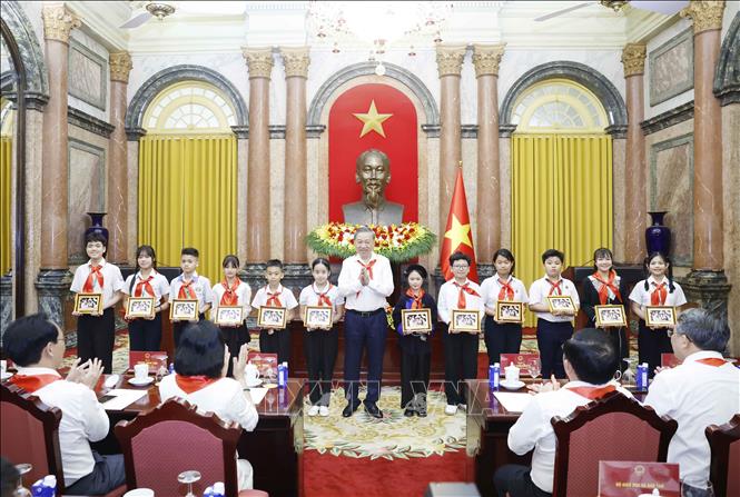Tổng Bí thư, Chủ tịch nước Tô Lâm tặng bức ảnh “Bác Hồ với thiếu nhi” cho các Đội viên tiêu biểu toàn quốc. Ảnh: Thống Nhất – TTXVN