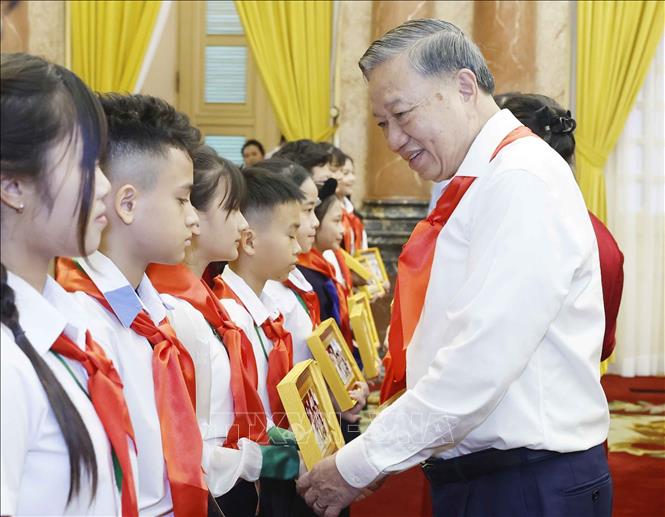 Tổng Bí thư, Chủ tịch nước Tô Lâm tặng bức ảnh “Bác Hồ với thiếu nhi” cho các Đội viên tiêu biểu toàn quốc. Ảnh: Thống Nhất – TTXVN