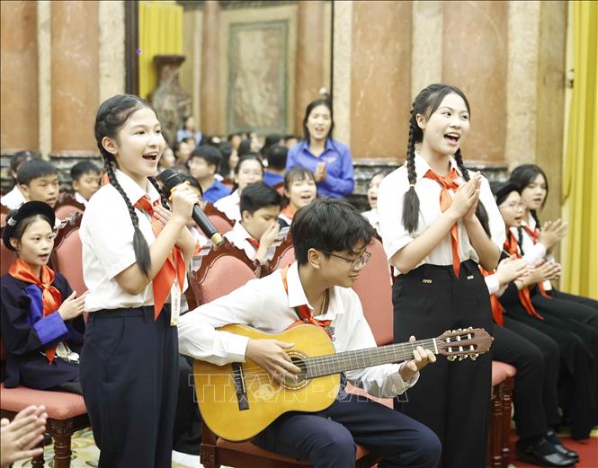 Các Đội viên tiêu biểu toàn quốc biểu diễn tiết mục văn nghệ. Ảnh: Thống Nhất – TTXVN